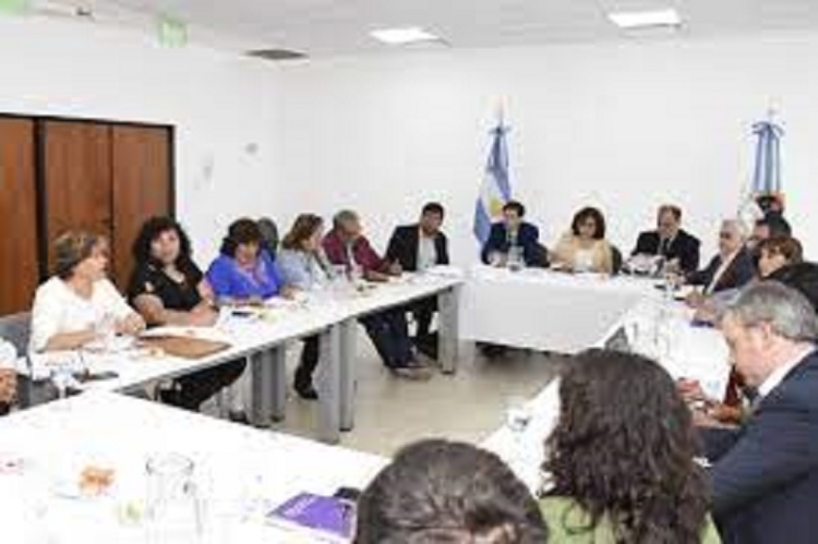 Gremios docentes acordaron el aumento salarial del 30% en un pago