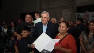 Familias periqueñas agradecen al gobernador Morales por la entrega de Decretos de Adjudicación