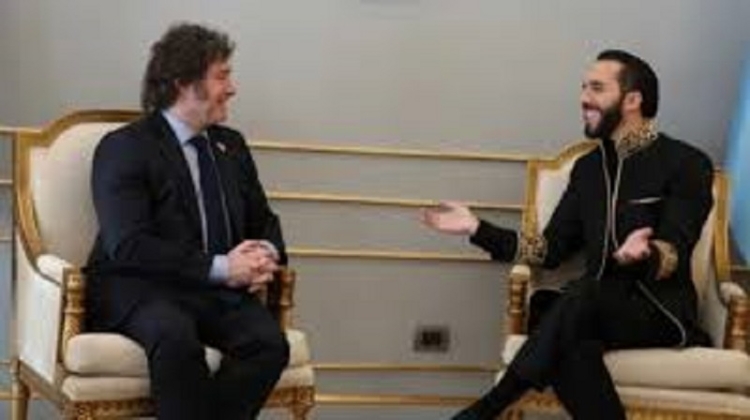 Milei invit&oacute; a Bukele a visitar el pa&iacute;s: "Lo recibiremos con los brazos abiertos"