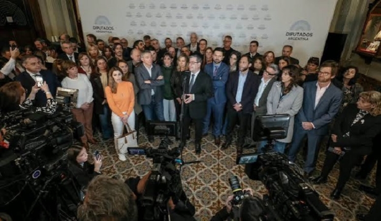 La nueva &ldquo;oposici&oacute;n unida&rdquo; dio otro paso y pidi&oacute; formalmente la sesi&oacute;n del 9 de septiembre