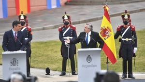 Alberto Fern&aacute;ndez y Pedro S&aacute;nchez destacaron la "hermandad" de Argentina y Espa&ntilde;a
