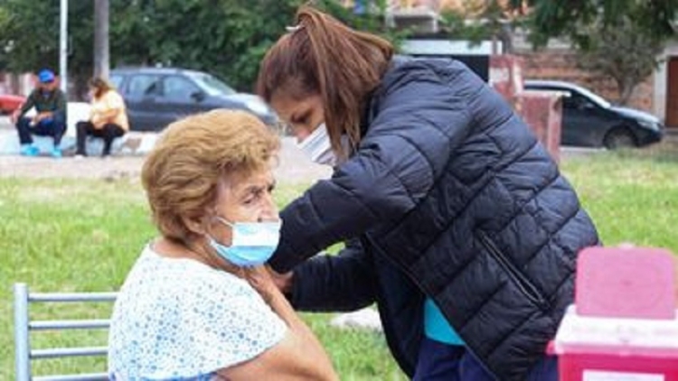 Covid-19: la vacunaci&oacute;n se realiza con intervalo m&iacute;nimo de 6 meses