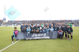 El &ldquo;Lobo&rdquo; gan&oacute; una batalla y volvi&oacute; a la cima de la Primera Nacional