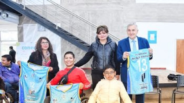 Morales entreg&oacute; vouchers al equipo de B&aacute;squetbol Adaptado de Jujuy