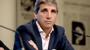 Luis Caputo reconoci&oacute; que la recesi&oacute;n influye en la baja de la inflaci&oacute;n pero culp&oacute; a los "empresarios"