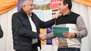 Morales entreg&oacute; un subsidio para mejorar la infraestructura deportiva del club Zapla