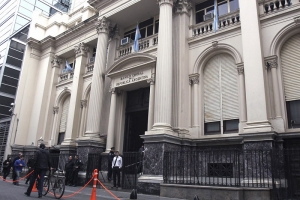 El Banco Central asegur&oacute; que no hay impedimento para que los bancos vendan d&oacute;lares