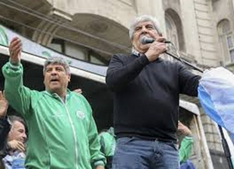 Se cierra una paritaria clave: Camioneros acepta bajar pretensiones pero consigue bono de $600.000