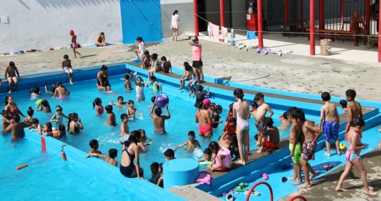 El verano lleg&oacute; al natatorio municipal &ldquo;Miguel A. L&oacute;pez&rdquo; del barrio Alte. Brown