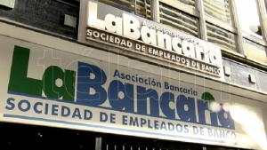 Los bancarios acordaron con las c&aacute;maras una paritaria anual del 94% y un bono de 185.500 pesos