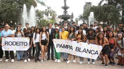 Carlos Sadir salud&oacute; a estudiantes secundarios que viajan a Chapadmalal