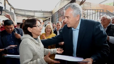 Perico: Morales entreg&oacute; subsidios a familias afectadas por incendio en la feria minorista Virgen del Valle