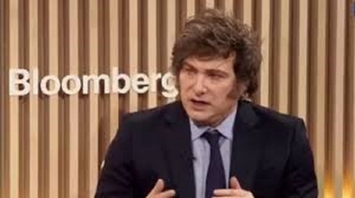 Javier Milei dijo que levantar&aacute; el "aberrante" cepo, pero no ahora: "Soy liberal libertario, no libertarado"