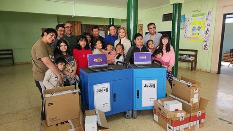 Comenz&oacute; la entrega de Aulas Digitales M&oacute;viles a instituciones educativas