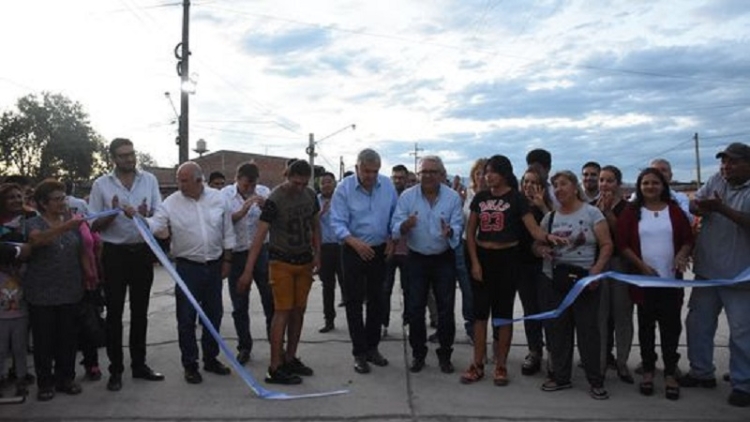 Morales inaugur&oacute; una obra de pavimentaci&oacute;n en San Pedro y entreg&oacute; subsidios a 46 comparsas de la provincia