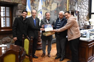 La Legislatura entreg&oacute; la Bandera Nacional de la Libertad Civil al Instituto Belgraniano para su traslado a Maimar&aacute;