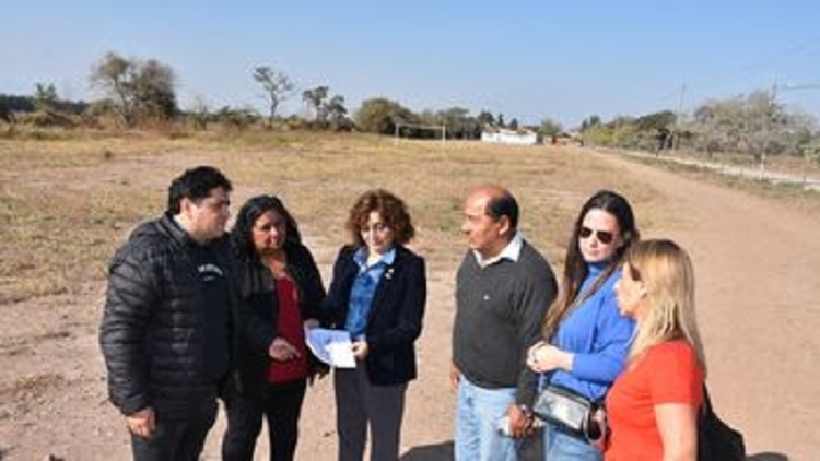La ministra Serrano fue al predio donde se construir&aacute; moderna escuela en La Ovejer&iacute;a