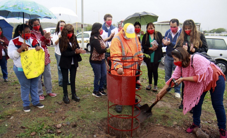Se inaugur&oacute; un nuevo banco rojo en el barrio alto comedero