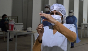 Inicia vacunaci&oacute;n a docentes y fuerzas de seguridad a partir de los 18 a&ntilde;os