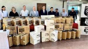Seguridad entreg&oacute; computadoras para las comisar&iacute;as del Ramal