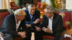 Alberto Fern&aacute;ndez le dijo a Johnson que no habr&aacute; avance bilateral sin negociar Malvinas