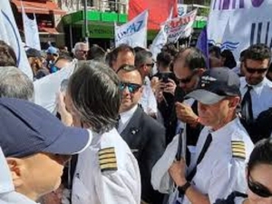 Los pilotos respondieron al decreto que determin&oacute; la privatizaci&oacute;n de Aerol&iacute;neas Argentinas