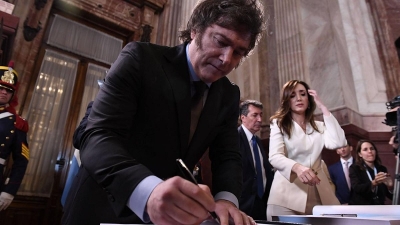 Milei dijo que el DNU "es en favor de la gente" y afirm&oacute; que "vienen m&aacute;s" medidas