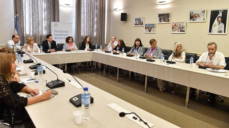 Los cinco gremios docentes acordaron un salario inicial de 23 mil pesos en marzo y 25 mil en julio