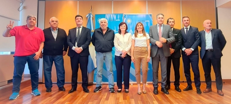 Camioneros acord&oacute; un aumento salarial de 107% y un bono de 100 mil pesos