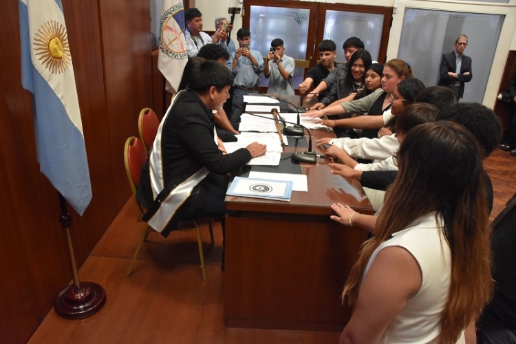 La Federaci&oacute;n de Centros de Estudiantes realiz&oacute; el cambio de gesti&oacute;n en la Legislatura