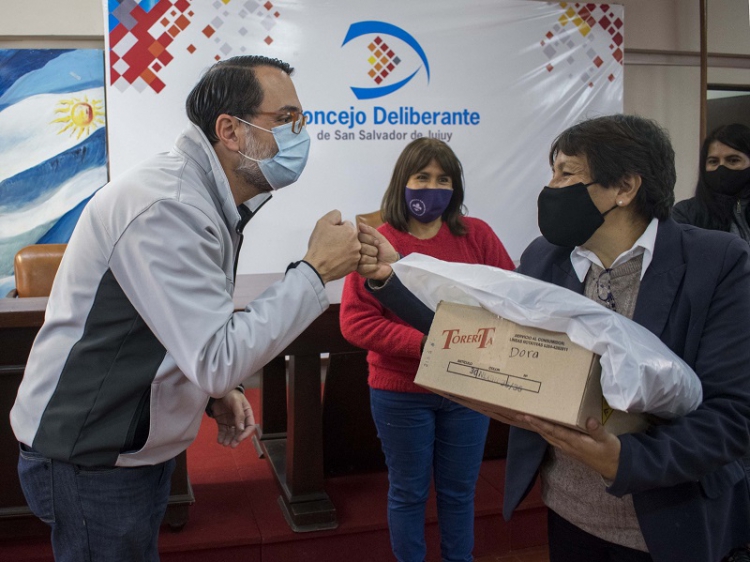 Entrega de uniformes y elementos de trabajo