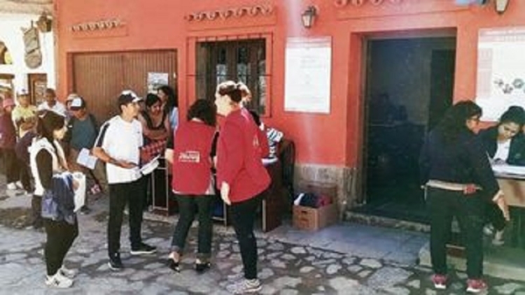 Sikuris que peregrinan a Punta Corral reciben ayuda oficial