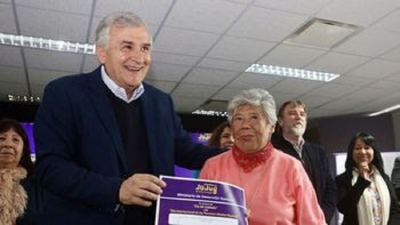 Gerardo Morales entreg&oacute; subsidios a m&aacute;s de 50 centros de jubilados