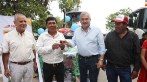 El Gobernador Morales entreg&oacute; un tractor a cooperativa agr&iacute;cola de Aguas Calientes