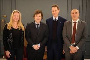 Milei se reuni&oacute; con el titular de Stellantis y Ferrrari y brind&oacute; una entrevista para el diario italiano Libero