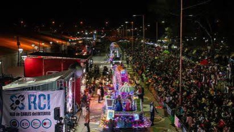 Ante una multitud, las carrozas son protagonistas de la FNE en Ciudad Cultural