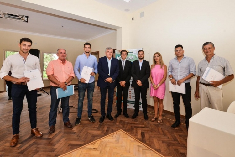 Entrega de certificados fiscales para emprendedores juje&ntilde;os