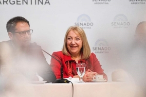 Senadora juje&ntilde;a recibe premio parlamentario
