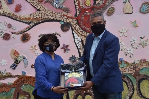 El diputado Gaspar Santill&aacute;n hizo entrega de una bandera nacional de la libertad civil a la escuela provincial de artes