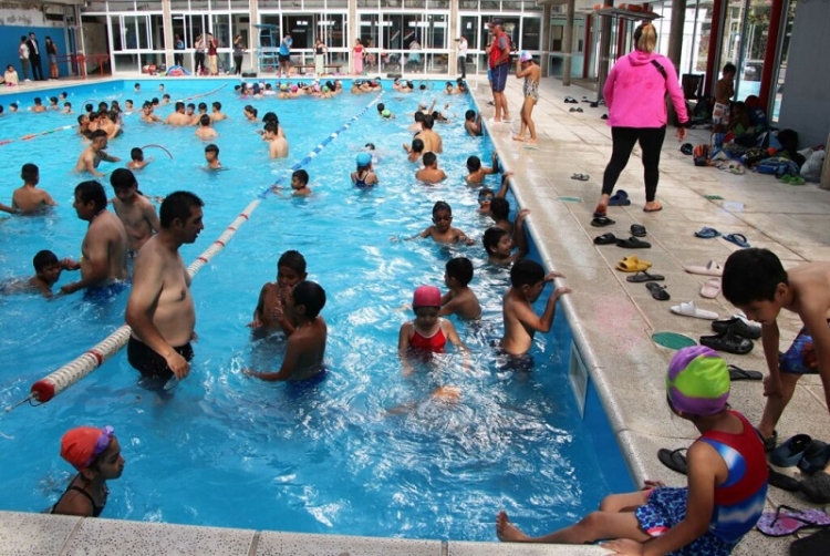 Actividades de verano en las piletas del Parque San Mart&iacute;n y Almirante Brown