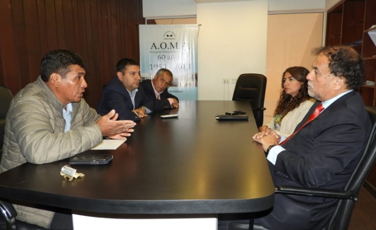 Abordan la actualidad de los obreros mineros