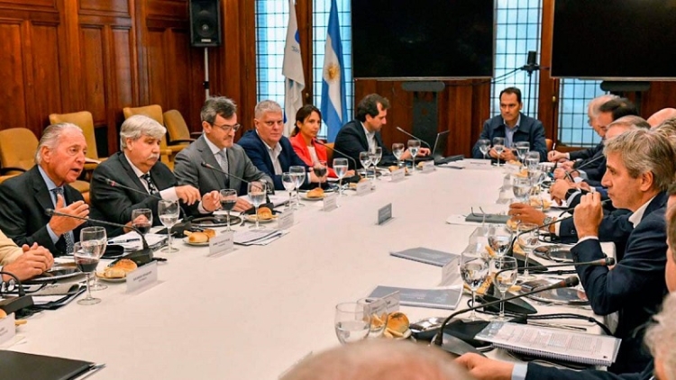 Caputo le anticip&oacute; a la UIA una "brutal" baja de impuestos tras lograr el super&aacute;vit fiscal