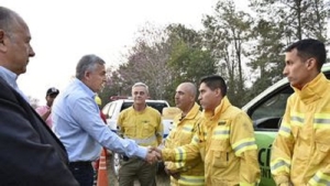 El Gobernador recorri&oacute; la zona afectada y salud&oacute; a brigadistas