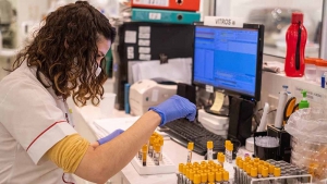 Argentina producir&aacute; al menos 150 millones de dosis de la vacuna de Oxford y AstraZeneca