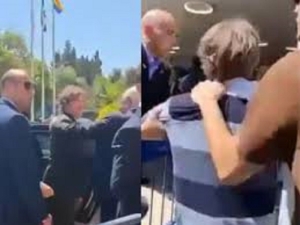 Dos manifestantes pro-Palestina intentaron abalanzarse sobre Javier Milei en Jerusal&eacute;n y fueron reducidos