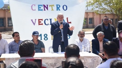Morales entreg&oacute; decretos de adjudicaci&oacute;n y un m&oacute;vil policial en Alto Comedero