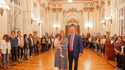 El Gobernador y Tulia Snopek homenajearon a las madres en el Sal&oacute;n de la Bandera