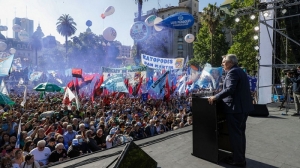 Con la mira en el FMI, el Gobierno convoca a opositores y apuesta al di&aacute;logo