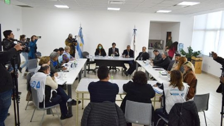 Gobierno Provincial ofreci&oacute; 200 mil pesos de piso salarial a los docentes