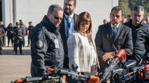 Bullrich anunci&oacute; la implementaci&oacute;n de las pistolas Taser